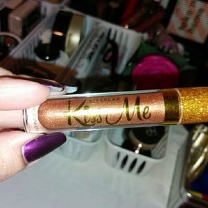 Liveglam "kiss me" lipgloss.